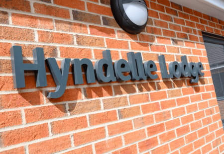Hyndelle Sign