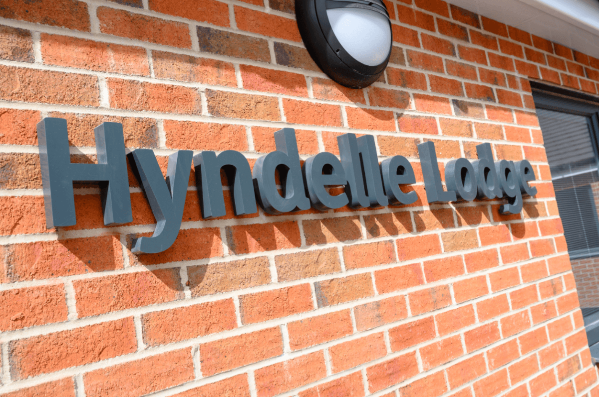 Hyndelle Sign