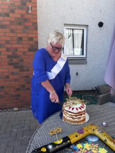 Heather cutting cake